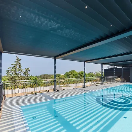 - Seaside Garden Apartment *