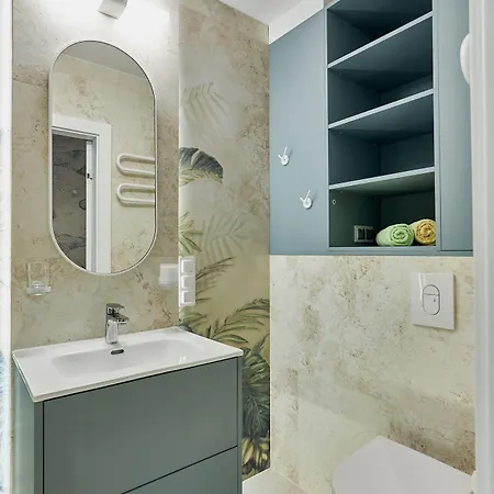 - Seaside Garden Apartment *